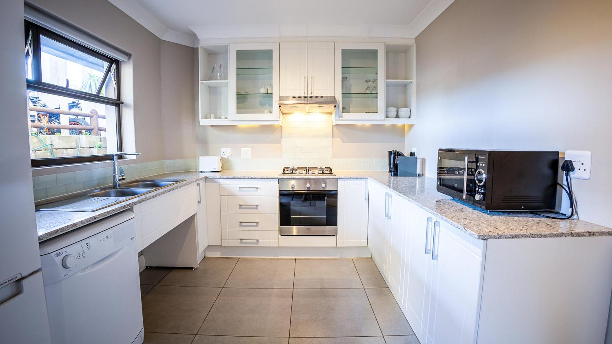 Modern Self-Catering Apartment In A Secure Estate Plettenbergbaai Buitenkant foto