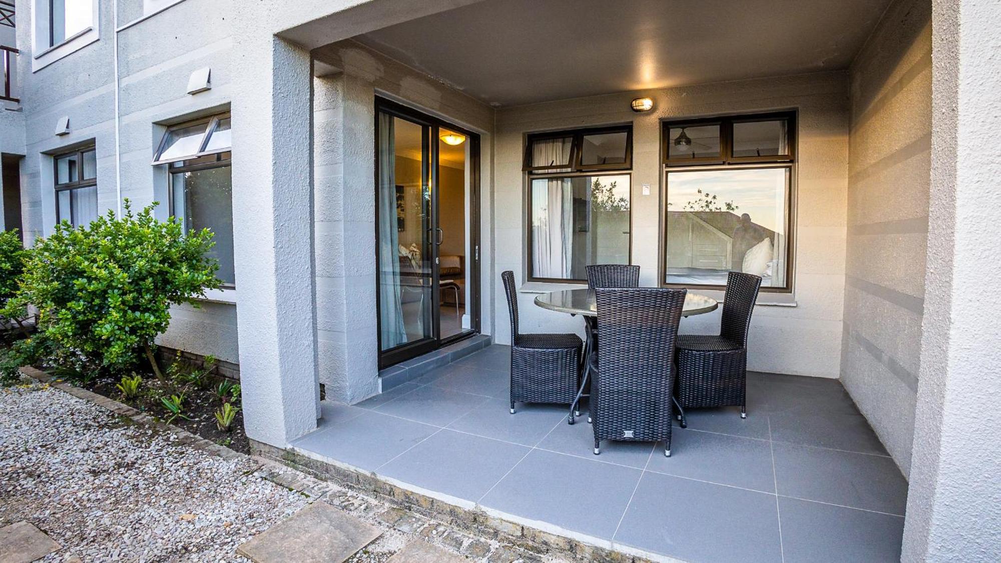 Modern Self-Catering Apartment In A Secure Estate Plettenbergbaai Buitenkant foto